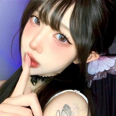 小鬼头上的女人